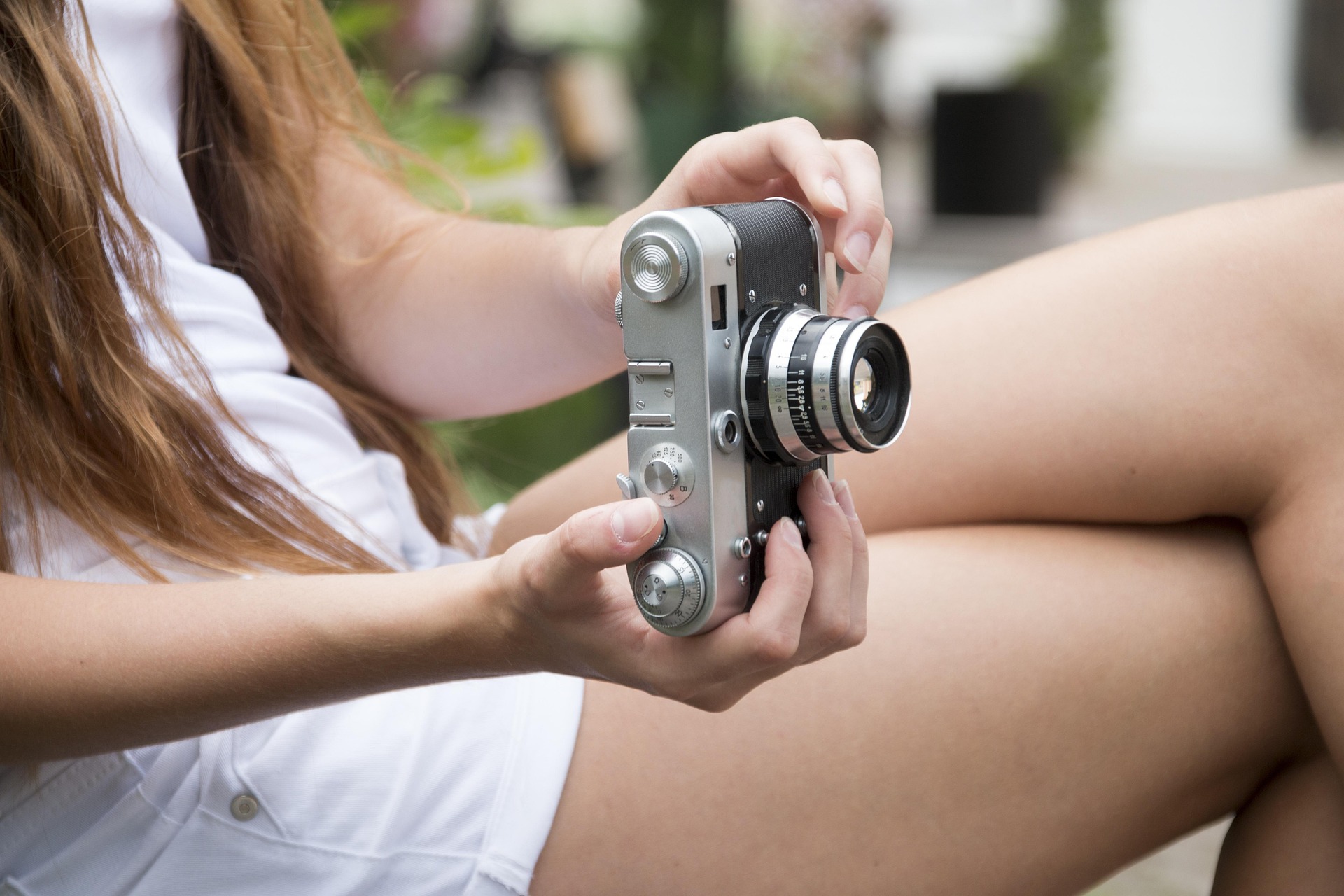 Una mujer con una cámara fotografica