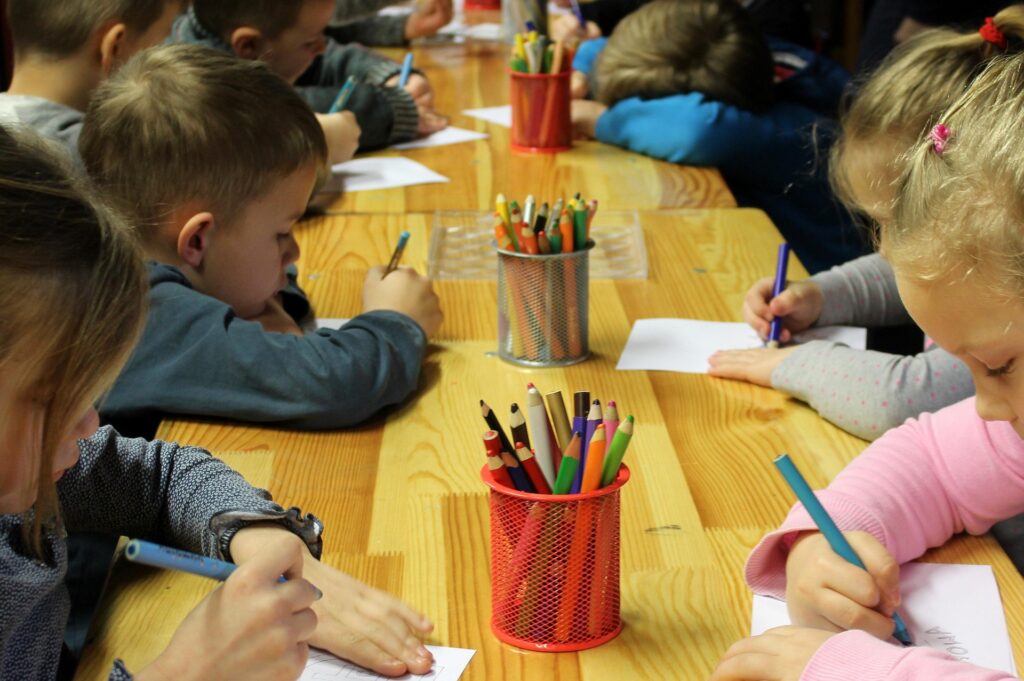 Niños en una mesa pintando
