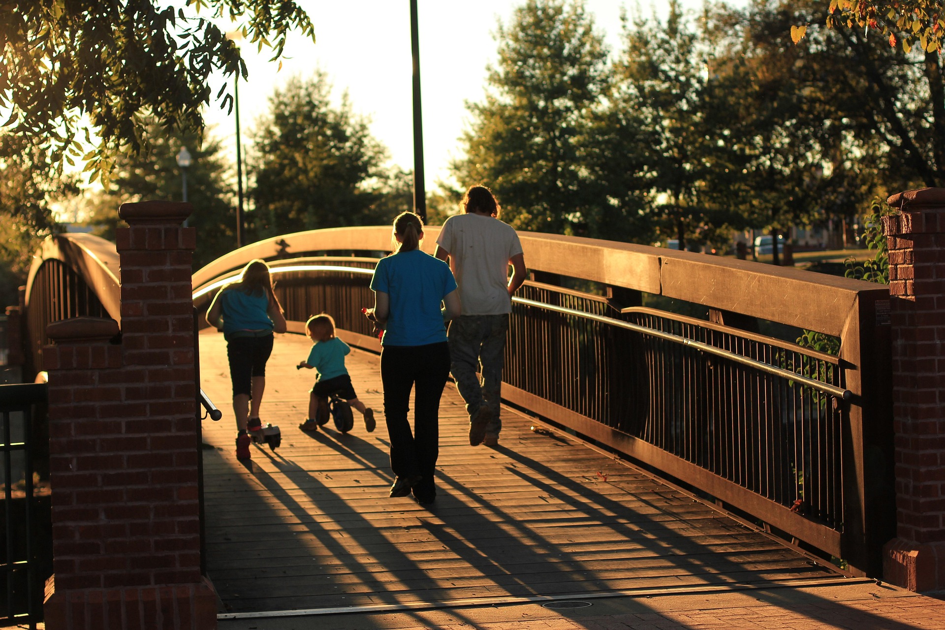 Familia caminando por un puente