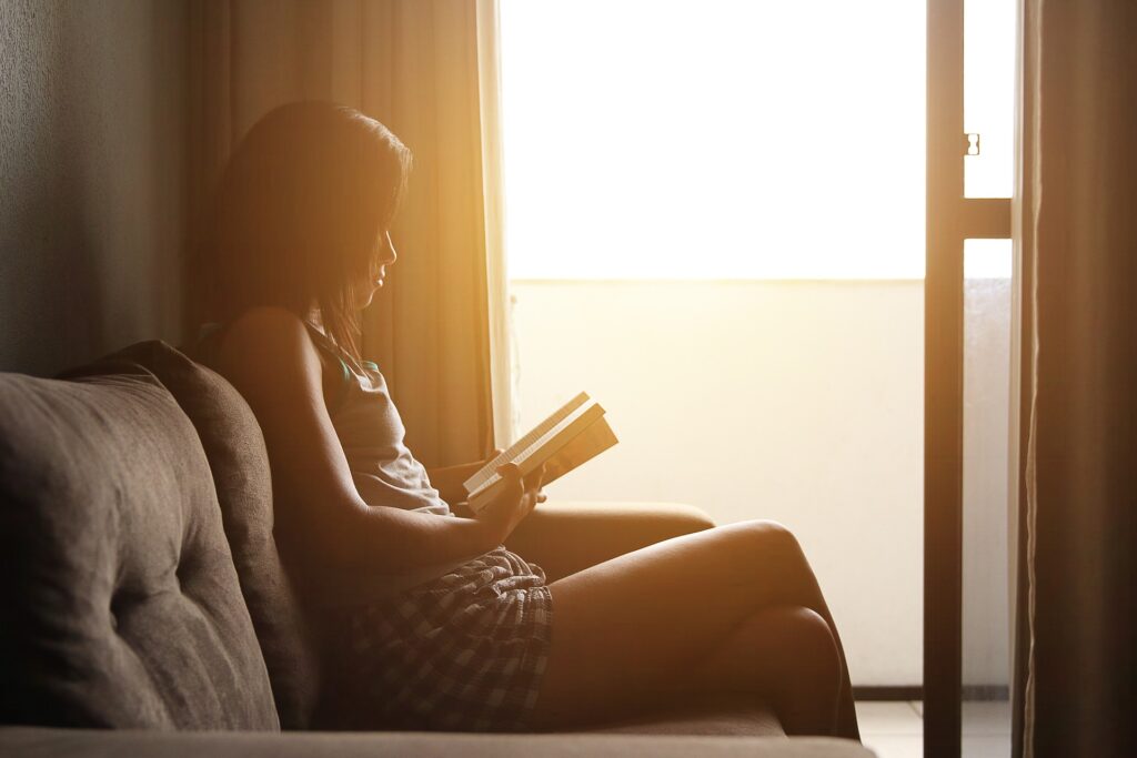 Mujer leyendo en un sofá