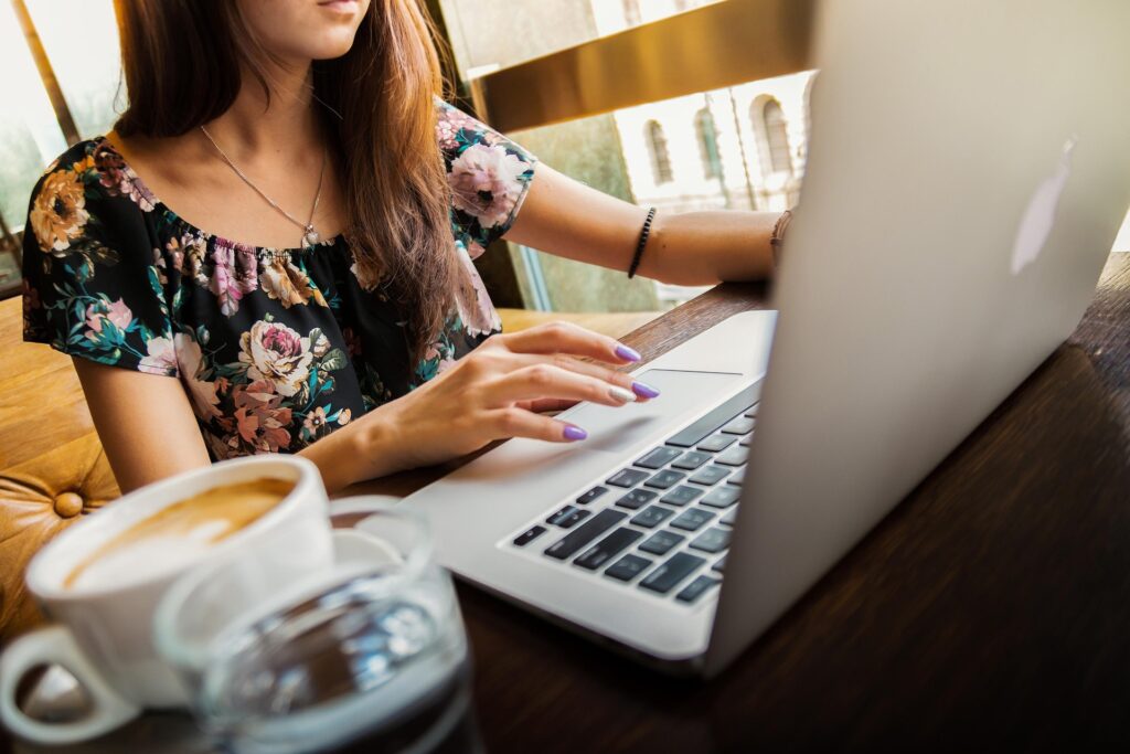 Mujer con Laptop y café al lado