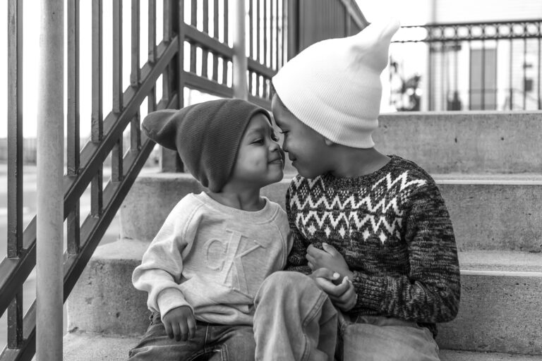 Dos hermanos mirándose felices y con amor
