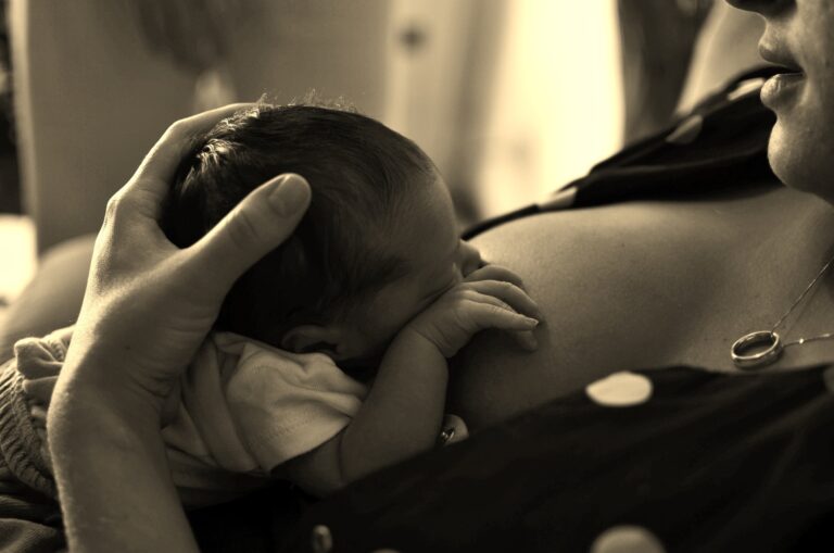 Madre lactando bebé