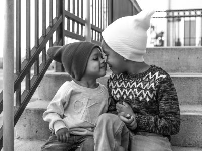 Dos hermanos mirándose felices y con amor