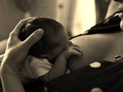 Madre lactando bebé